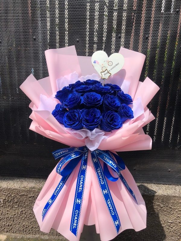 Những loại hoa mà Madi đề xuất tặng cho bạn nam là Hoa hồng xanh, hoa cẩm tú cầu, hoa hướng dương.
