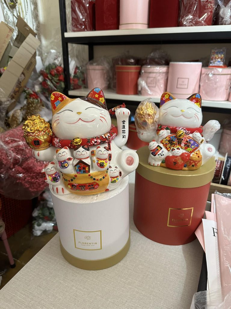 Mèo thần tài vẫy tay ý nghĩa