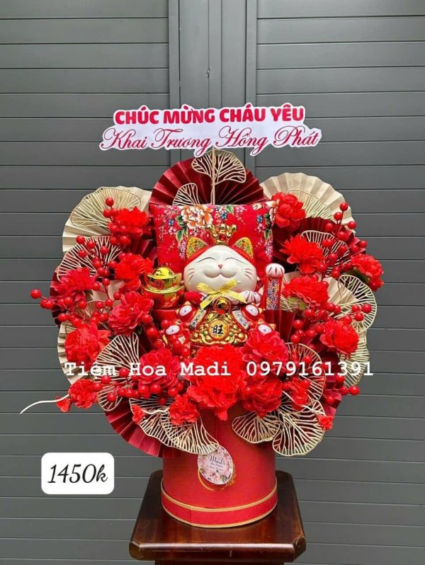 Hoa khai trương shop mỹ phẩm là một cách tốt để chúc mừng sự khai trương của một cửa hàng mỹ phẩm mới hoặc tiệm bán sản phẩm làm đẹp. Dưới đây là một số gợi ý về việc chọn và sắp xếp hoa khai trương cho shop mỹ phẩm: Chọn hoa tươi và màu sắc phù hợp: Chọn hoa tươi để tạo sự tươi mới và sự phấn khích trong ngày khai trương. Màu sắc của hoa có thể phù hợp với màu chủ đạo của thương hiệu hoặc cửa hàng. Ví dụ, nếu cửa hàng có màu sắc chủ đạo là hồng, bạn có thể chọn hoa hồng hoặc hoa có tông màu hồng. Kết hợp hoa và lá cây: Để tạo sự đa dạng và hấp dẫn, bạn có thể kết hợp hoa với lá cây và lá xanh. Lá cây có thể làm cho lẵng hoa trở nên sống động hơn và thêm sự tươi mát. Thêm phụ kiện thích hợp: Bạn có thể thêm vào lẵng hoa các phụ kiện thích hợp như băng, vòng cổ, hoặc các chi tiết trang sức nhỏ để tạo nên một lẵng hoa độc đáo. Kích thước phù hợp: Chọn kích thước lẵng hoa phù hợp với không gian trong cửa hàng mỹ phẩm hoặc bàn tiệc khai trương. Nó không nên quá to để cản trở việc trưng bày sản phẩm. Lọ chứa hoa: Lọ chứa hoa cũng là một phần quan trọng của lẵng hoa. Chọn lọ phù hợp với phong cách của cửa hàng và đảm bảo rằng lọ đặt hoa ổn định. Chúc mừng và thông điệp: Nếu bạn muốn, bạn có thể gắn một thiệp chúc mừng hoặc thông điệp tặng cùng với lẵng hoa để thể hiện lời chúc mừng và sự hỗ trợ đối với sự khai trương. Lẵng hoa khai trương shop mỹ phẩm thường thể hiện sự chúc mừng và sự hoan nghênh đối với một thương hiệu mới. Chúng tạo điểm nhấn thú vị và tạo dấu ấn trong buổi lễ khai trương.