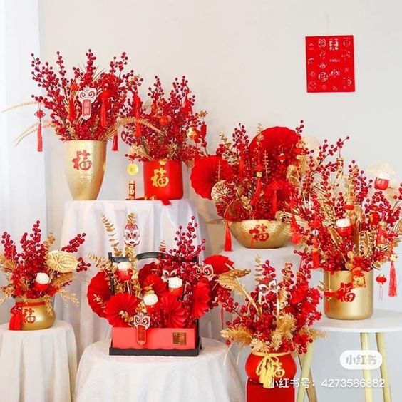 Trang trí hoa Tết không chỉ là cách làm mới không gian sống mà còn là biểu tượng của sự phồn thịnh và may mắn trong năm mới. Để tạo nên bức tranh trang trí ấn tượng
