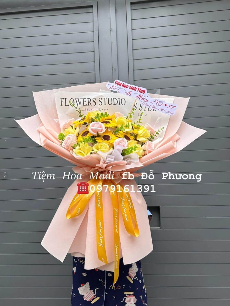 Tiệm hoa gân nhà hát Hòa Bình