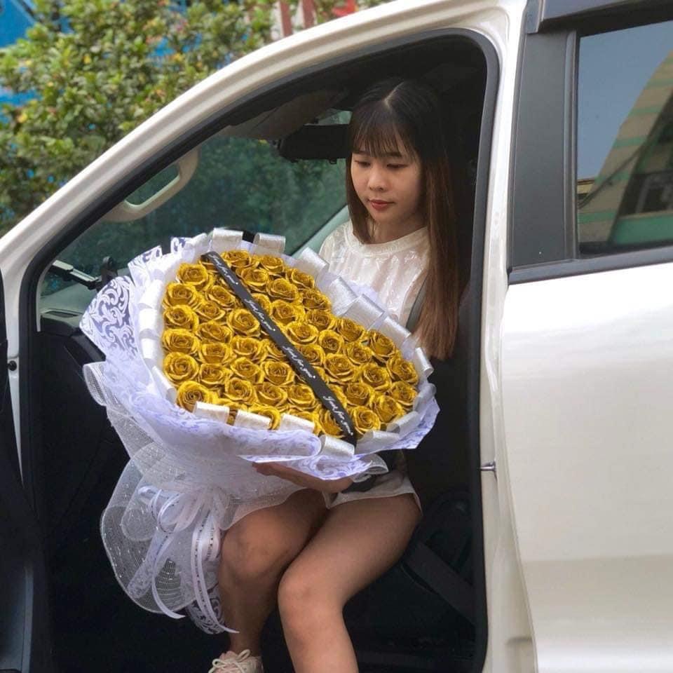 Đón người yêu ở sân bay nên tặng hoa gì