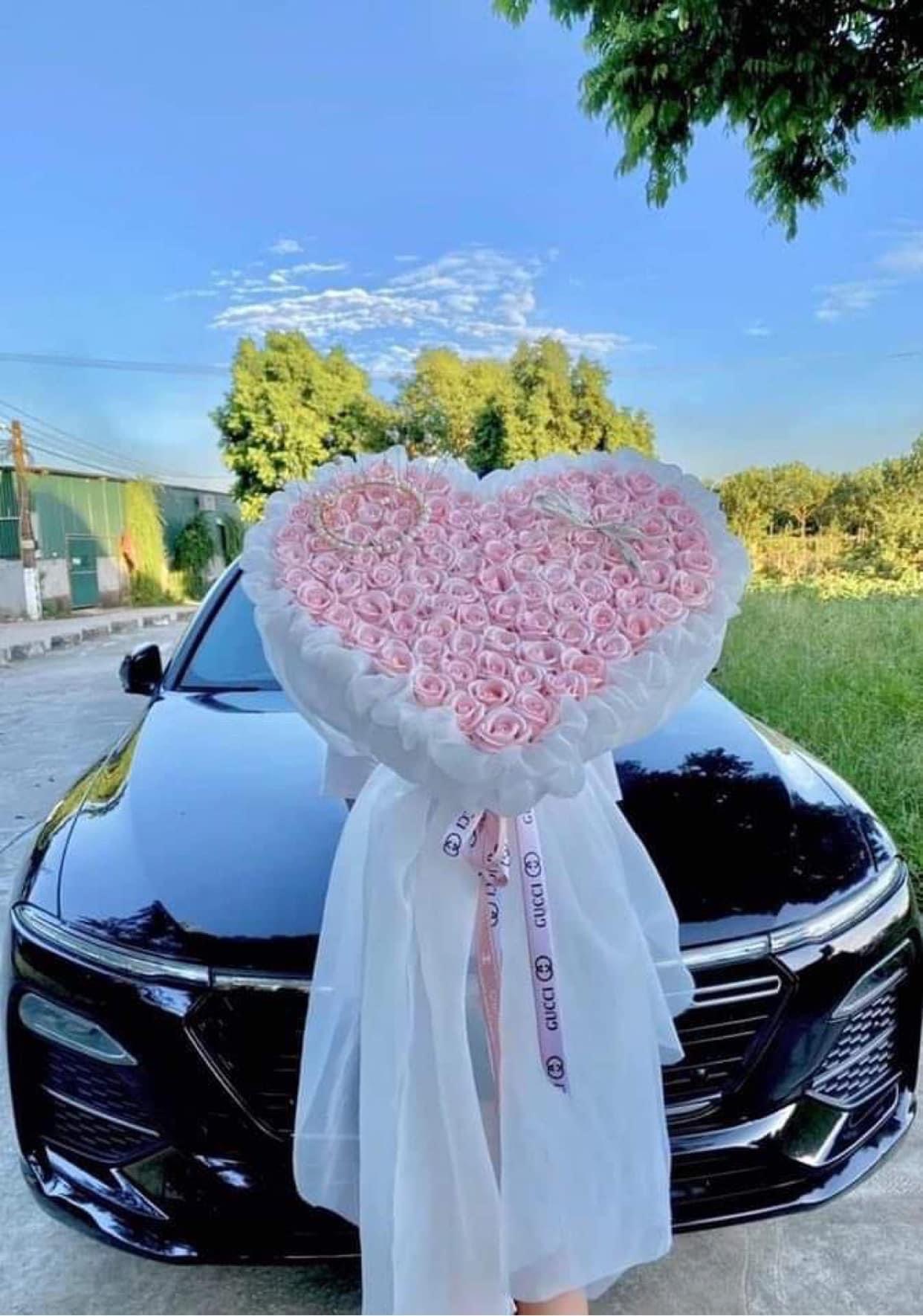 Đón người yêu ở sân bay nên tặng hoa gì