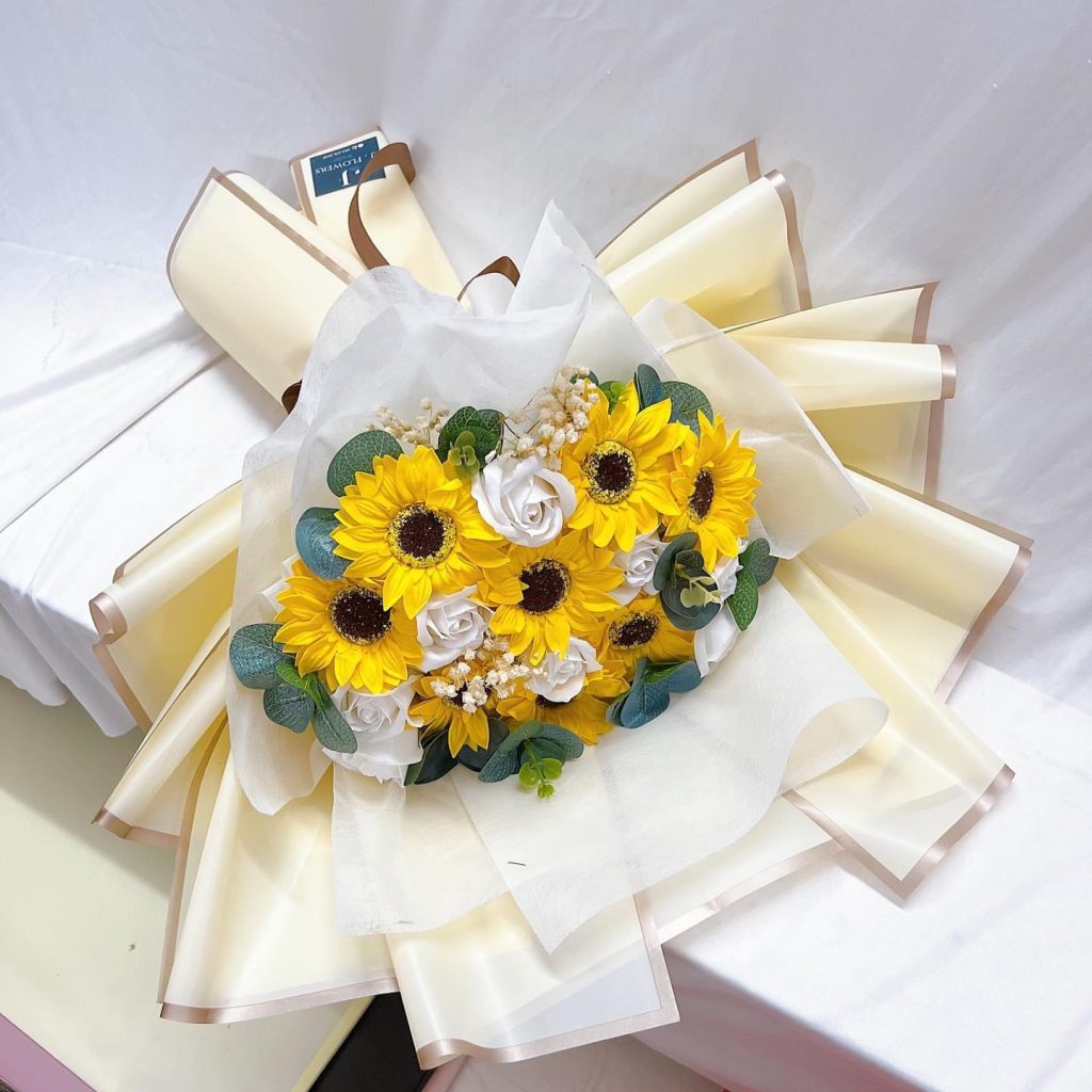 Hoa hồng đỏ, với vẻ đẹp quyến rũ, thường được chọn để diễn đạt tình yêu và lòng nồng nàn. Hoặc bạn có thể lựa chọn hoa lily trắng, biểu tượng của sự thuần khiết và tinh khôi, để diễn đạt lòng chân thành và lòng tin.