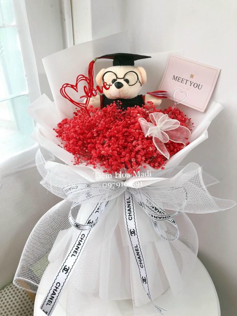 Hoa tốt nghiệp gần nhà hát Hòa Bình