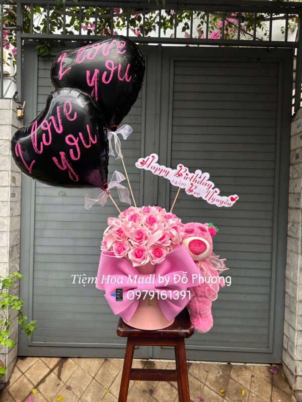 Gấu Lotso Ôm Hoa Món Quà Tình Yêu Ngọt Ngào Dành Cho Người Thương