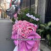 Hoa Gấu Dâu Lotso Cao Cấp – Thiết Kế Sang Trọng, Ngọt Ngào Và Ấn Tượng Khi bạn muốn tìm một món quà vừa đáng yêu, độc đáo, lại mang vẻ sang trọng và tinh tế, thì Hoa Gấu Dâu Lotso cao cấp chính là lựa chọn hoàn hảo. Lấy cảm hứng từ chú gấu hồng Lotso trong bộ phim Toy Story nổi tiếng, sản phẩm được thiết kế tỉ mỉ, kết hợp giữa hình ảnh gấu bông thơm mùi dâu ngọt ngào cùng những bông hoa tươi hoặc hoa lụa cao cấp, tạo nên món quà khiến ai nhìn cũng phải “say lòng”. Hoa Gấu Dâu Lotso cao cấp không chỉ là món quà dễ thương mà còn mang ý nghĩa về tình yêu, sự quan tâm và lòng biết ơn. Từng chi tiết được phối màu tinh tế – từ sắc hồng chủ đạo đến giấy gói và ruy băng sang trọng – giúp tổng thể trở nên nổi bật và cuốn hút. Dù là tặng người yêu, bạn bè, mẹ hay đồng nghiệp, món quà này đều thể hiện gu thẩm mỹ tinh tế và sự chu đáo của người tặng. Tại [Tên shop hoặc thương hiệu], chúng tôi mang đến nhiều mẫu Hoa Gấu Dâu Lotso cao cấp với kích thước, màu sắc và kiểu dáng đa dạng. Tất cả đều được thiết kế thủ công bởi đội ngũ chuyên nghiệp, đảm bảo chất lượng – thẩm mỹ – độ bền cao, cùng dịch vụ đặt hoa online và giao tận nơi nhanh chóng, tiện lợi. Hãy để Hoa Gấu Dâu Lotso cao cấp, thiết kế sang trọng thay bạn gửi gắm yêu thương một cách ngọt ngào và tinh tế nhất – món quà khiến trái tim người nhận bừng sáng hạnh phúc! 💕