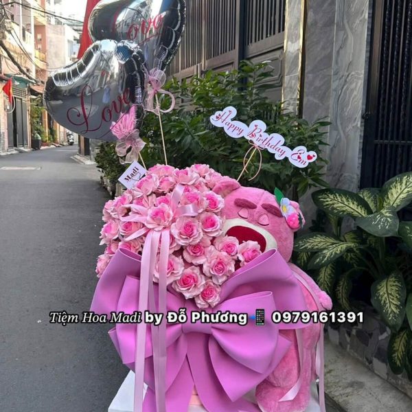Hoa Gấu Dâu Lotso Cao Cấp – Thiết Kế Sang Trọng, Ngọt Ngào Và Ấn Tượng Khi bạn muốn tìm một món quà vừa đáng yêu, độc đáo, lại mang vẻ sang trọng và tinh tế, thì Hoa Gấu Dâu Lotso cao cấp chính là lựa chọn hoàn hảo. Lấy cảm hứng từ chú gấu hồng Lotso trong bộ phim Toy Story nổi tiếng, sản phẩm được thiết kế tỉ mỉ, kết hợp giữa hình ảnh gấu bông thơm mùi dâu ngọt ngào cùng những bông hoa tươi hoặc hoa lụa cao cấp, tạo nên món quà khiến ai nhìn cũng phải “say lòng”. Hoa Gấu Dâu Lotso cao cấp không chỉ là món quà dễ thương mà còn mang ý nghĩa về tình yêu, sự quan tâm và lòng biết ơn. Từng chi tiết được phối màu tinh tế – từ sắc hồng chủ đạo đến giấy gói và ruy băng sang trọng – giúp tổng thể trở nên nổi bật và cuốn hút. Dù là tặng người yêu, bạn bè, mẹ hay đồng nghiệp, món quà này đều thể hiện gu thẩm mỹ tinh tế và sự chu đáo của người tặng. Tại [Tên shop hoặc thương hiệu], chúng tôi mang đến nhiều mẫu Hoa Gấu Dâu Lotso cao cấp với kích thước, màu sắc và kiểu dáng đa dạng. Tất cả đều được thiết kế thủ công bởi đội ngũ chuyên nghiệp, đảm bảo chất lượng – thẩm mỹ – độ bền cao, cùng dịch vụ đặt hoa online và giao tận nơi nhanh chóng, tiện lợi. Hãy để Hoa Gấu Dâu Lotso cao cấp, thiết kế sang trọng thay bạn gửi gắm yêu thương một cách ngọt ngào và tinh tế nhất – món quà khiến trái tim người nhận bừng sáng hạnh phúc! 💕