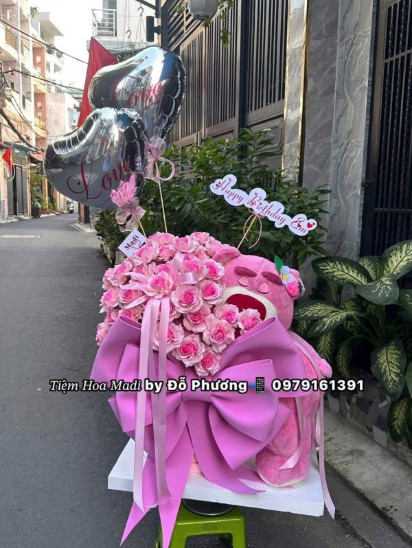 Hoa Gấu Dâu Lotso Cao Cấp – Thiết Kế Sang Trọng, Ngọt Ngào Và Ấn Tượng Khi bạn muốn tìm một món quà vừa đáng yêu, độc đáo, lại mang vẻ sang trọng và tinh tế, thì Hoa Gấu Dâu Lotso cao cấp chính là lựa chọn hoàn hảo. Lấy cảm hứng từ chú gấu hồng Lotso trong bộ phim Toy Story nổi tiếng, sản phẩm được thiết kế tỉ mỉ, kết hợp giữa hình ảnh gấu bông thơm mùi dâu ngọt ngào cùng những bông hoa tươi hoặc hoa lụa cao cấp, tạo nên món quà khiến ai nhìn cũng phải “say lòng”. Hoa Gấu Dâu Lotso cao cấp không chỉ là món quà dễ thương mà còn mang ý nghĩa về tình yêu, sự quan tâm và lòng biết ơn. Từng chi tiết được phối màu tinh tế – từ sắc hồng chủ đạo đến giấy gói và ruy băng sang trọng – giúp tổng thể trở nên nổi bật và cuốn hút. Dù là tặng người yêu, bạn bè, mẹ hay đồng nghiệp, món quà này đều thể hiện gu thẩm mỹ tinh tế và sự chu đáo của người tặng. Tại [Tên shop hoặc thương hiệu], chúng tôi mang đến nhiều mẫu Hoa Gấu Dâu Lotso cao cấp với kích thước, màu sắc và kiểu dáng đa dạng. Tất cả đều được thiết kế thủ công bởi đội ngũ chuyên nghiệp, đảm bảo chất lượng – thẩm mỹ – độ bền cao, cùng dịch vụ đặt hoa online và giao tận nơi nhanh chóng, tiện lợi. Hãy để Hoa Gấu Dâu Lotso cao cấp, thiết kế sang trọng thay bạn gửi gắm yêu thương một cách ngọt ngào và tinh tế nhất – món quà khiến trái tim người nhận bừng sáng hạnh phúc! 💕