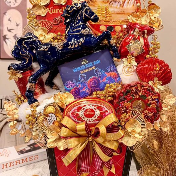 Giỏ quà Tết cao cấp mừng năm Bính Ngọ 2026, sang trọng và ý nghĩa.