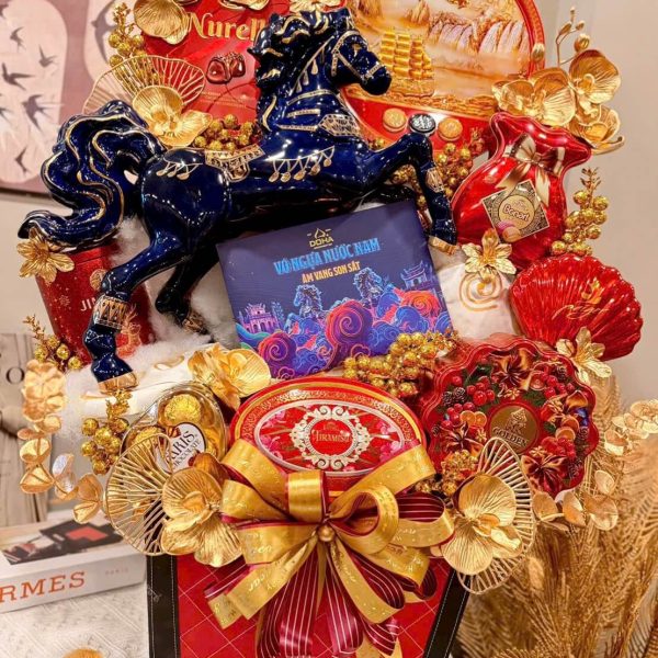 Giỏ quà Tết cao cấp mừng năm Bính Ngọ 2026, sang trọng và ý nghĩa.