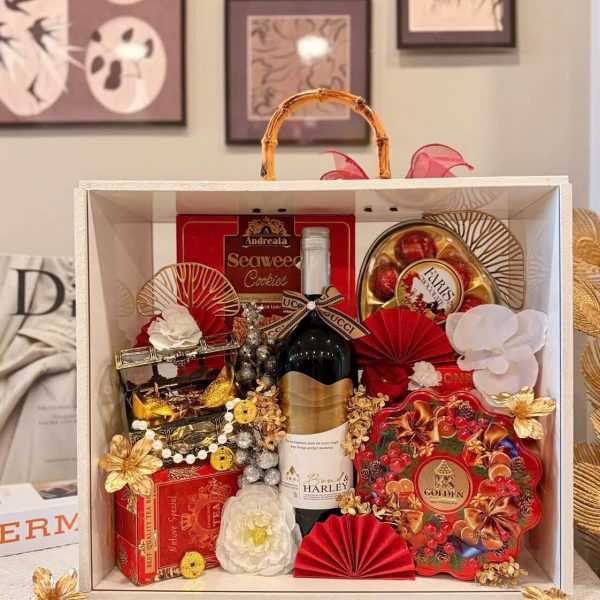 Tặng giỏ quà Tết cũng là gửi gắm mong ước một năm mới bình an, thuận lợi và tràn đầy năng lượng tích cực đến người nhận