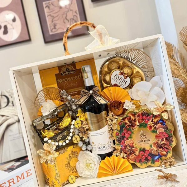 Tặng giỏ quà Tết cũng là gửi gắm mong ước một năm mới bình an, thuận lợi và tràn đầy năng lượng tích cực đến người nhận