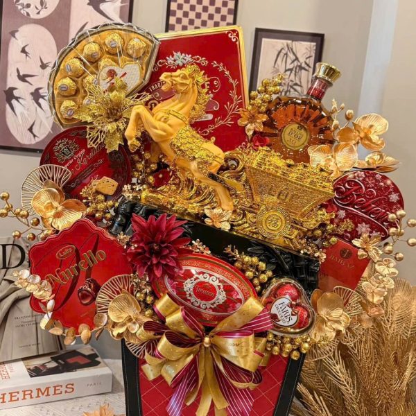 giỏ quà Tết cao cấp thường được thiết kế tinh tế, sử dụng chất liệu hộp sang trọng, màu sắc trang nhã và phong cách tối giản nhưng đầy khí chất