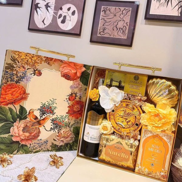 Về mặt hình thức, giỏ quà Tết theo yêu cầu 2026 cho phép cá nhân hóa từ màu sắc, bao bì, phong cách thiết kế đến thông điệp chúc Tết đi kèm