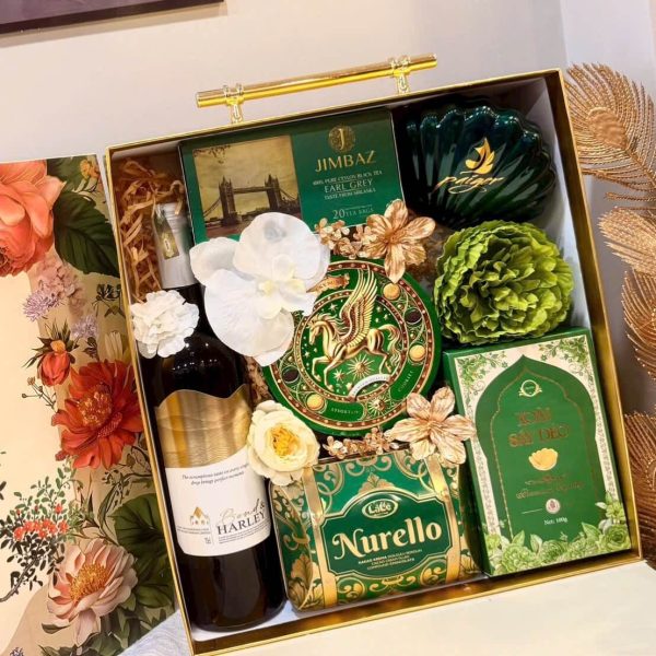 Về mặt hình thức, giỏ quà Tết theo yêu cầu 2026 cho phép cá nhân hóa từ màu sắc, bao bì, phong cách thiết kế đến thông điệp chúc Tết đi kèm