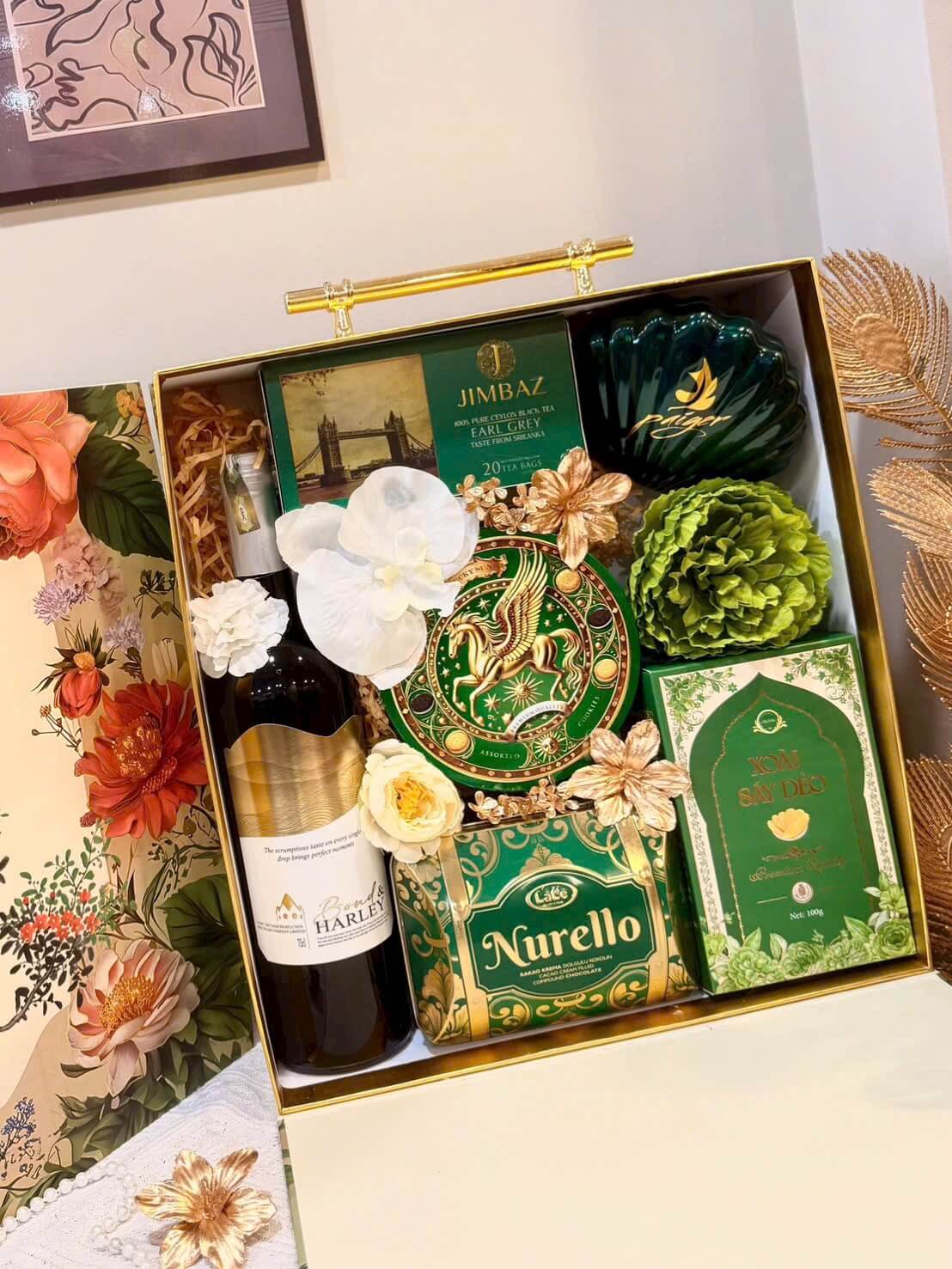IMG_7479 Về mặt hình thức, giỏ quà Tết theo yêu cầu 2026 cho phép cá nhân hóa từ màu sắc, bao bì, phong cách thiết kế đến thông điệp chúc Tết đi kèm