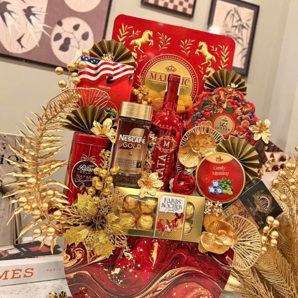 Set MadiK23.011-021 gồm : • 1 chai rượu vang Ý Morata • 1 bánh quy kem Majetic • 1 bánh quy bơ English • 1 nho khô Mỹ • 1 bánh quế Ritaz gold • 1 nescafe gold • 1 sô cô la KK golden nguyệt quế • 1 bánh xốp thái • 1 trà đen Basilur • 1 kẹo Minstop • 1 sô cô la faris rocher