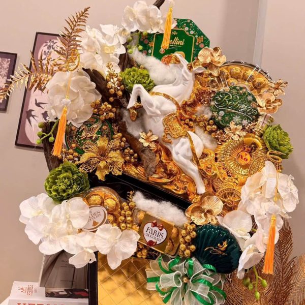 Trong phong thủy, hình ảnh ngựa quay về mang hàm ý mọi nỗ lực trong năm cũ đều gặt hái kết quả tốt, đồng thời báo hiệu một năm mới hanh thông, công việc thuận lợi và tài lộc dồi dào