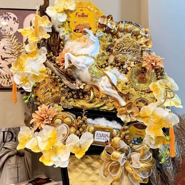 Trong phong thủy, hình ảnh ngựa quay về mang hàm ý mọi nỗ lực trong năm cũ đều gặt hái kết quả tốt, đồng thời báo hiệu một năm mới hanh thông, công việc thuận lợi và tài lộc dồi dào