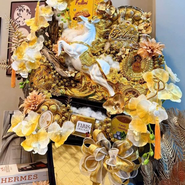 Trong phong thủy, hình ảnh ngựa quay về mang hàm ý mọi nỗ lực trong năm cũ đều gặt hái kết quả tốt, đồng thời báo hiệu một năm mới hanh thông, công việc thuận lợi và tài lộc dồi dào