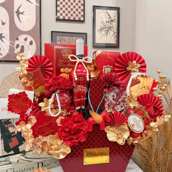 Món quà được lựa chọn dựa trên niên mệnh, ý nghĩa biểu trưng và mong muốn tốt đẹp dành cho người nhận, cho thấy sự quan tâm sâu sắc chứ không chỉ mang tính hình thức.