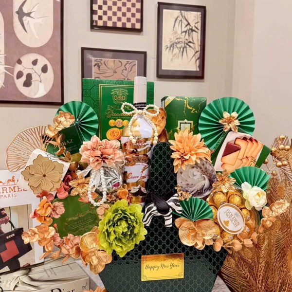 mang ý nghĩa kết nối cảm xúc trong nhịp sống hiện đại. Món quà không chỉ gửi gắm lời chúc an khang, may mắn và thành công,