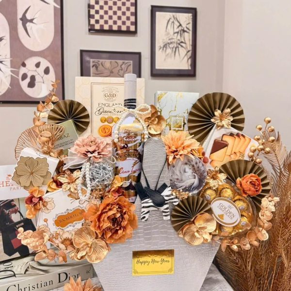 Món quà được lựa chọn dựa trên niên mệnh, ý nghĩa biểu trưng và mong muốn tốt đẹp dành cho người nhận, cho thấy sự quan tâm sâu sắc chứ không chỉ mang tính hình thức.