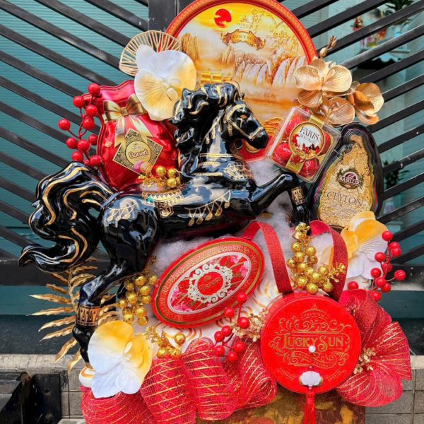 Giỏ quà Tết sang trọng, thiết kế tinh xảo, thích hợp biếu sếp, khách hàng VIP dịp Tết.