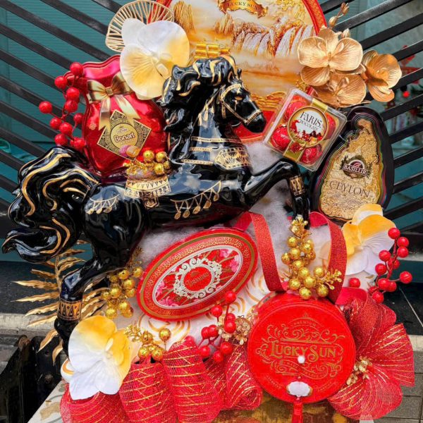 Giỏ quà Tết sang trọng, thiết kế tinh xảo, thích hợp biếu sếp, khách hàng VIP dịp Tết.