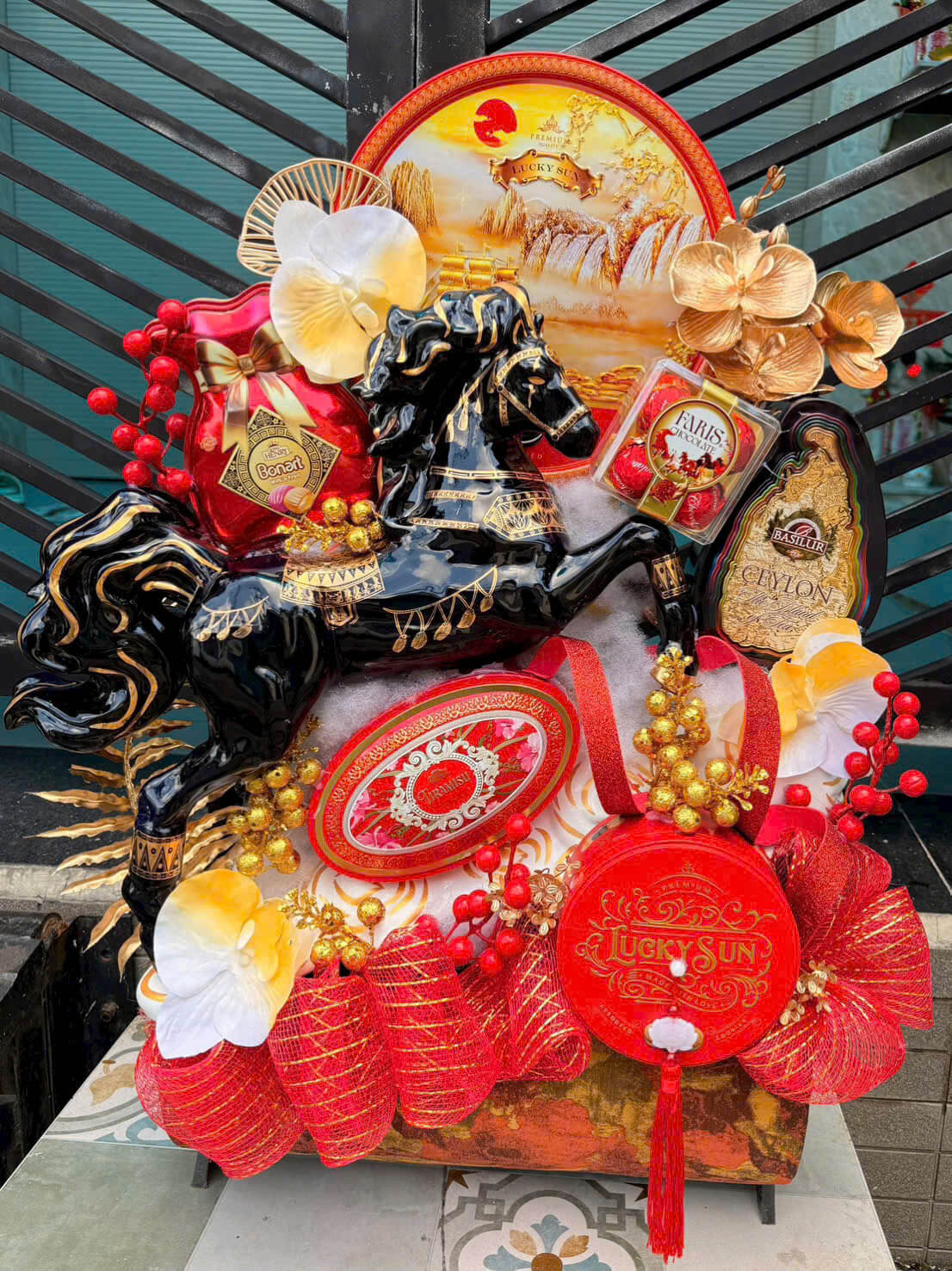 z7346210703362_b5f2bdcf8963e20cfcdea4e7d680035c Giỏ quà Tết sang trọng, thiết kế tinh xảo, thích hợp biếu sếp, khách hàng VIP dịp Tết.