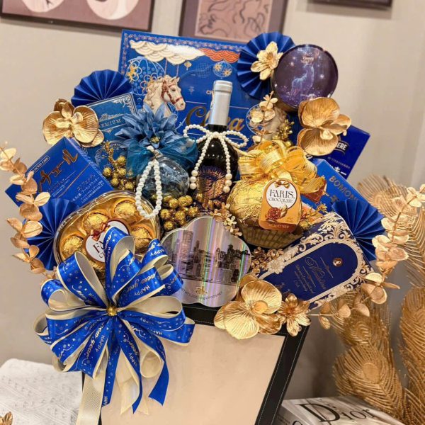 Màu sắc ấm áp như đỏ, vàng, xanh ngọc hoặc kem tượng trưng cho tài lộc, hạnh phúc và sự sum vầy.