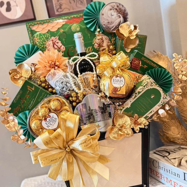 Màu sắc ấm áp như đỏ, vàng, xanh ngọc hoặc kem tượng trưng cho tài lộc, hạnh phúc và sự sum vầy.