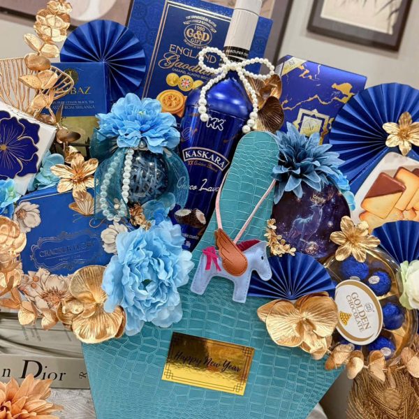 Món quà được lựa chọn dựa trên niên mệnh, ý nghĩa biểu trưng và mong muốn tốt đẹp dành cho người nhận, cho thấy sự quan tâm sâu sắc chứ không chỉ mang tính hình thức.