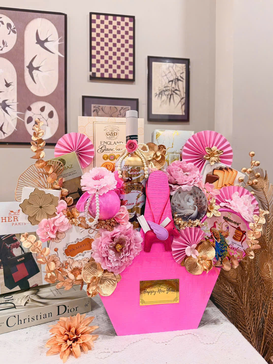 z7380465988261_8d0ffdacaf5e6e79997e88fb65bc4df3 Món quà được lựa chọn dựa trên niên mệnh, ý nghĩa biểu trưng và mong muốn tốt đẹp dành cho người nhận, cho thấy sự quan tâm sâu sắc chứ không chỉ mang tính hình thức.