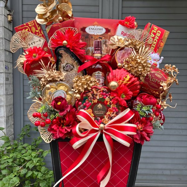 Quà Tết Tặng Đối Tác 2026 – Giải Pháp Quà Biếu Đẳng Cấp Gắn Kết Hợp Tác Bền Vững Tết Nguyên Đán không chỉ là dịp sum vầy gia đình mà còn là thời điểm quan trọng để doanh nghiệp thể hiện sự tri ân và củng cố mối quan hệ hợp tác. Bước sang Tết Bính Ngọ 2026, xu hướng quà Tết tặng đối tác ngày càng được chú trọng về chất lượng, hình thức và ý nghĩa. Một món quà Tết được lựa chọn tinh tế không chỉ thay lời chúc năm mới, mà còn góp phần xây dựng hình ảnh chuyên nghiệp, uy tín cho doanh nghiệp. Vì sao quà Tết tặng đối tác 2026 ngày càng quan trọng Trong môi trường kinh doanh cạnh tranh, mối quan hệ với đối tác đóng vai trò then chốt cho sự phát triển lâu dài. Quà Tết tặng đối tác 2026 chính là cầu nối giúp doanh nghiệp thể hiện sự trân trọng, thiện chí và mong muốn hợp tác bền vững trong năm mới. Không đơn thuần là quà biếu mang tính hình thức, quà Tết cho đối tác còn là thông điệp tinh tế về sự đồng hành, tin tưởng và cùng nhau phát triển. Một món quà chỉn chu, sang trọng sẽ tạo ấn tượng tốt đẹp, giúp doanh nghiệp ghi điểm trong mắt đối tác ngay từ đầu năm. Ý nghĩa quà Tết tặng đối tác trong năm Bính Ngọ 2026 Năm Bính Ngọ 2026 mang năng lượng của sự bứt phá, nhiệt huyết và thành công. Do đó, quà Tết tặng đối tác không chỉ cần đẹp mà còn nên mang ý nghĩa phong thủy tốt lành, tượng trưng cho tài lộc, thịnh vượng và hanh thông. Quà Tết được xem như lời chúc Hợp tác suôn sẻ, đôi bên cùng phát triển Kinh doanh thuận lợi, tài lộc dồi dào Quan hệ bền vững, lâu dài theo năm tháng Chính vì vậy, việc lựa chọn quà Tết phù hợp sẽ góp phần tạo nên khởi đầu thuận lợi cho cả năm 2026. Các lựa chọn quà Tết tặng đối tác 2026 được ưa chuộng Hiện nay, giỏ quà Tết sang trọng là lựa chọn phổ biến và an toàn nhất khi biếu tặng đối tác. Một số dòng quà Tết được ưa chuộng gồm Giỏ quà Tết cao cấp kết hợp rượu vang nhập khẩu, trà thượng hạng, bánh kẹo ngoại, hạt dinh dưỡng… mang ý nghĩa đủ đầy và sung túc. Hộp quà Tết doanh nghiệp thiết kế riêng, sang trọng, dễ in logo và thông điệp chúc Tết. Quà Tết phong thủy lựa chọn sản phẩm mang ý nghĩa may mắn, tài lộc, phù hợp với năm Bính Ngọ. Quà Tết sức khỏe yến sào, đông trùng hạ thảo, hạt cao cấp… thể hiện sự quan tâm sâu sắc và tinh tế. Mỗi loại quà đều mang thông điệp riêng, tùy theo mối quan hệ và ngân sách mà doanh nghiệp có thể lựa chọn cho phù hợp. Thiết kế quà Tết – Yếu tố tạo nên sự khác biệt Bên cạnh giá trị sản phẩm, thiết kế quà Tết tặng đối tác 2026 là yếu tố không thể bỏ qua. Những mẫu quà Tết sang trọng thường sử dụng hộp gỗ, hộp da, hộp cứng cao cấp với gam màu đỏ – vàng chủ đạo, tượng trưng cho may mắn và tài lộc. Việc thiết kế tinh tế, bố cục hài hòa không chỉ làm tăng giá trị món quà mà còn thể hiện sự chuyên nghiệp, đẳng cấp của doanh nghiệp. Đây cũng là cách giúp thương hiệu ghi dấu ấn mạnh mẽ trong lòng đối tác. Cá nhân hóa quà Tết – Xu hướng nổi bật năm 2026 Một xu hướng nổi bật trong quà Tết tặng đối tác 2026 là cá nhân hóa. Việc in logo, slogan hoặc thiệp chúc Tết riêng giúp món quà trở nên độc đáo và mang đậm dấu ấn thương hiệu. Cá nhân hóa quà Tết không chỉ giúp doanh nghiệp khác biệt mà còn thể hiện sự đầu tư nghiêm túc và trân trọng mối quan hệ hợp tác. Đây là yếu tố được nhiều doanh nghiệp lớn ưu tiên trong dịp Tết. Giá trị lâu dài của quà Tết tặng đối tác Một món quà Tết tặng đối tác 2026 được chuẩn bị chu đáo sẽ mang lại giá trị vượt xa thời điểm trao tặng. Đó là nền tảng để duy trì mối quan hệ tốt đẹp, mở ra cơ hội hợp tác mới và tạo đà phát triển bền vững trong tương lai. Quà Tết không chỉ là món quà đầu năm, mà còn là chiến lược xây dựng mối quan hệ thông minh của doanh nghiệp hiện đại.