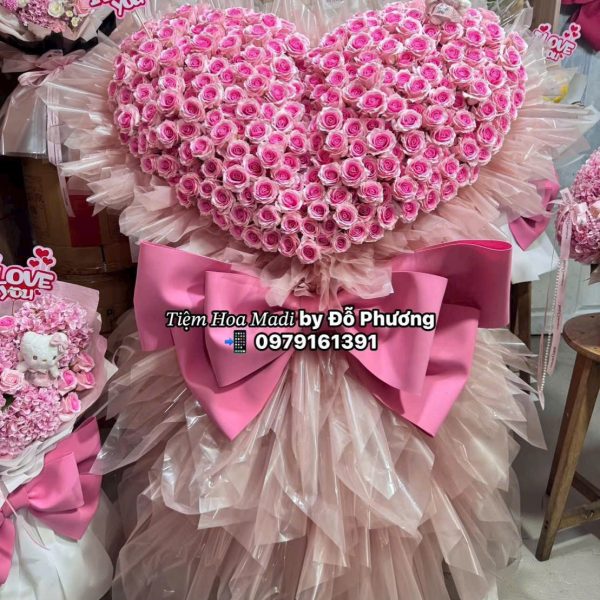 Trong tình yêu, có những món quà không chỉ để trao đi, mà còn để khắc ghi dấu ấn sâu đậm trong trái tim người nhận. Bó hoa 520 bông sang trọng với điểm nhấn là hoa hồng Song Hỷ