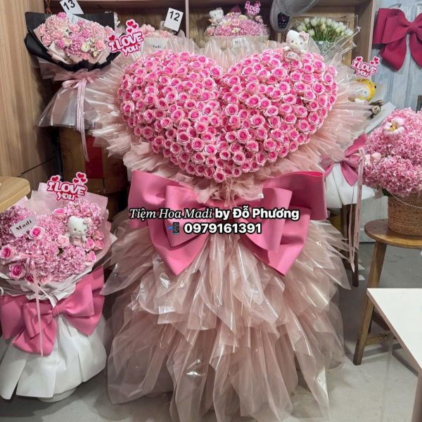 Trong tình yêu, có những món quà không chỉ để trao đi, mà còn để khắc ghi dấu ấn sâu đậm trong trái tim người nhận. Bó hoa 520 bông sang trọng với điểm nhấn là hoa hồng Song Hỷ