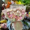 Hoa tặng 20/10 – Món quà tinh tế cho người phụ nữ bạn yêu thương Hoa tặng 20/10 là món quà đơn giản nhưng giàu cảm xúc. Trong ngày Phụ nữ Việt Nam, một bó hoa tươi được trao tận tay có thể thay cho lời cảm ơn, lời yêu thương hoặc lời chúc tốt đẹp mà đôi khi chúng ta khó nói thành lời. Khi chọn hoa, điều đầu tiên nên quan tâm là người nhận. Nếu tặng mẹ, những thiết kế thanh lịch với hồng pastel, cẩm chướng hoặc cẩm tú cầu có thể tạo cảm giác nhẹ nhàng. Nếu tặng vợ hoặc người yêu, hoa hồng đỏ, hồng phấn hoặc tulip là những lựa chọn được nhiều người yêu thích. Đối với hoa tặng 20/10 cho sếp nữ, bạn nên chọn phong cách sang trọng, tinh tế như hộp hoa hoặc giỏ hoa cao cấp. Với đồng nghiệp nữ, có thể lựa chọn những mẫu hoa nhỏ gọn với màu sắc tươi sáng. Ngoài hoa tươi, khách hàng cũng có thể kết hợp hoa cùng thiệp, gấu bông hoặc quà tặng nhỏ để tạo thành một set quà 20/10 hoàn chỉnh. Tiệm Hoa Madi cung cấp nhiều mẫu hoa tặng 20/10 phù hợp với nhiều ngân sách và phong cách. Bạn có thể lựa chọn mẫu hoa dựa trên sở thích của người nhận để món quà mang dấu ấn riêng. 20/10 là dịp để trao yêu thương. Hãy chọn một bó hoa thật đẹp và gửi đến người phụ nữ đặc biệt của bạn.