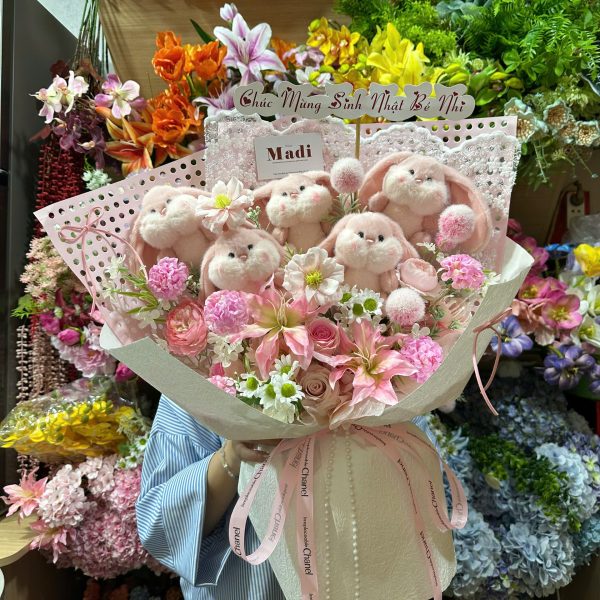 Hoa tặng 20/10 – Món quà tinh tế cho người phụ nữ bạn yêu thương Hoa tặng 20/10 là món quà đơn giản nhưng giàu cảm xúc. Trong ngày Phụ nữ Việt Nam, một bó hoa tươi được trao tận tay có thể thay cho lời cảm ơn, lời yêu thương hoặc lời chúc tốt đẹp mà đôi khi chúng ta khó nói thành lời. Khi chọn hoa, điều đầu tiên nên quan tâm là người nhận. Nếu tặng mẹ, những thiết kế thanh lịch với hồng pastel, cẩm chướng hoặc cẩm tú cầu có thể tạo cảm giác nhẹ nhàng. Nếu tặng vợ hoặc người yêu, hoa hồng đỏ, hồng phấn hoặc tulip là những lựa chọn được nhiều người yêu thích. Đối với hoa tặng 20/10 cho sếp nữ, bạn nên chọn phong cách sang trọng, tinh tế như hộp hoa hoặc giỏ hoa cao cấp. Với đồng nghiệp nữ, có thể lựa chọn những mẫu hoa nhỏ gọn với màu sắc tươi sáng. Ngoài hoa tươi, khách hàng cũng có thể kết hợp hoa cùng thiệp, gấu bông hoặc quà tặng nhỏ để tạo thành một set quà 20/10 hoàn chỉnh. Tiệm Hoa Madi cung cấp nhiều mẫu hoa tặng 20/10 phù hợp với nhiều ngân sách và phong cách. Bạn có thể lựa chọn mẫu hoa dựa trên sở thích của người nhận để món quà mang dấu ấn riêng. 20/10 là dịp để trao yêu thương. Hãy chọn một bó hoa thật đẹp và gửi đến người phụ nữ đặc biệt của bạn.